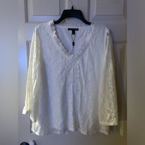 Cable & Gauge white top inside lined, pretty lace with slit sleeves NWOT Size XL